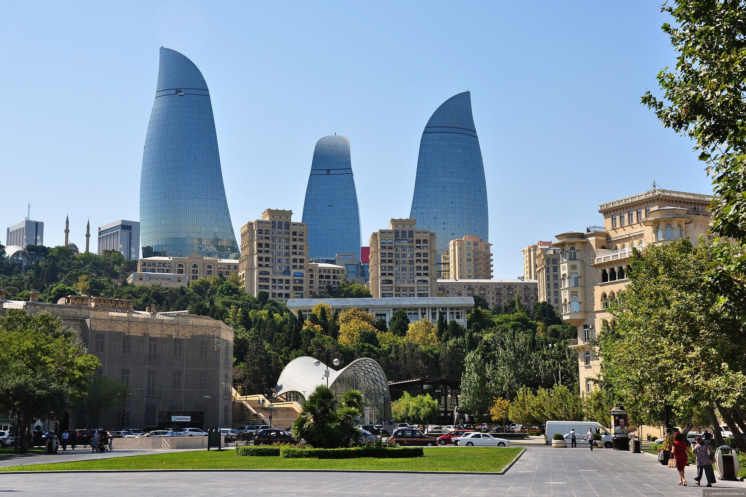 Погода в азербайджане в апреле. Азейбарджан Баку. Флейм Тауэрс Баку. Flame Towers Азербайджан. Азейбарджан Баку достопримечательности.