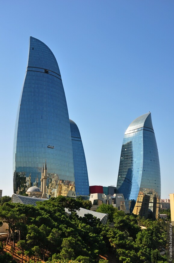 По Баку неспешным шагом