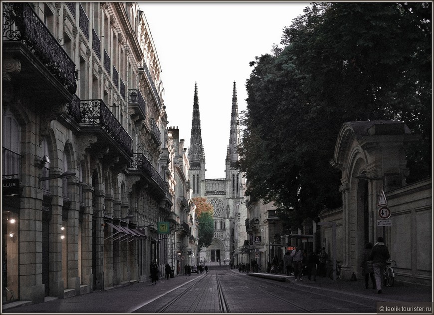 Кафедральный собор Сен-Андре в Бордо был освящен в честь святого Андрея Первозванного. Он расположен на площади Пе-Берлан недалеко от дворца Рогана.