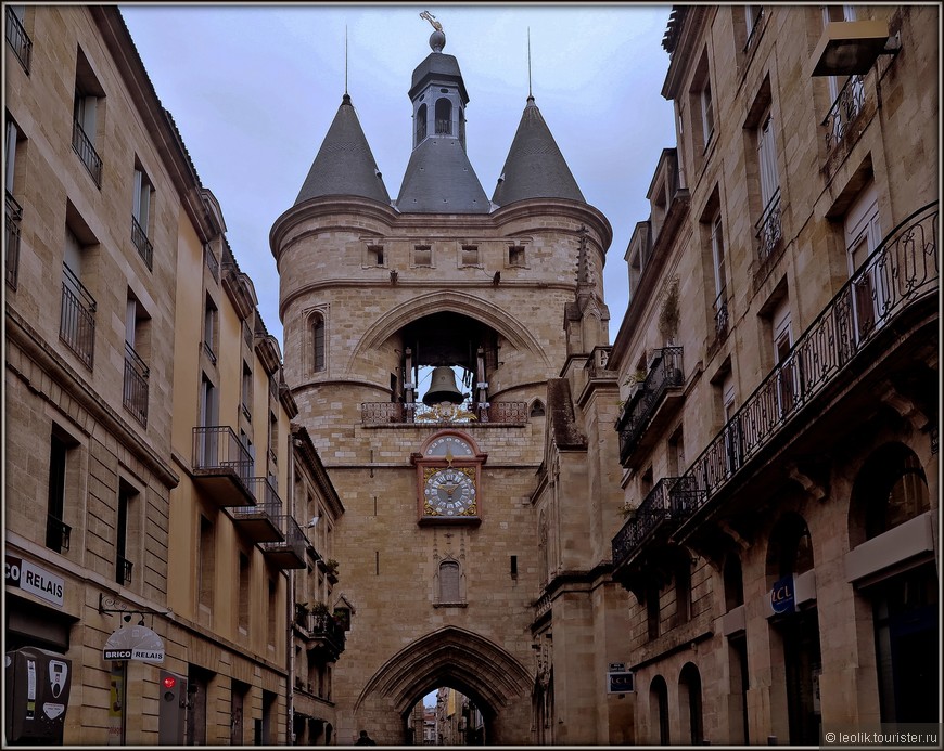 Башня Гросс-Клош (или Большой Колокол) – это часть средневековых городских укреплений. В XIII столетии в городской стене был прорублен отдельный вход в город для беспрепятственного прохождения паломников, которые направлялись по Пути святого Иакова в испанский город Сантьяго-де-Компостела. Эти ворота назывались Сен-Элуа, и в XV столетии на их развалинах была построена ратуша Бордо, сейчас именуемая «старой».

