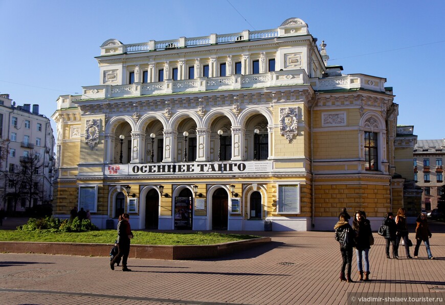 Театр с 1896 года располагается в одном из красивейших зданий на центральной улице города, построенном по проекту главного архитектора императорских театров академика В.А.Шретера. 
