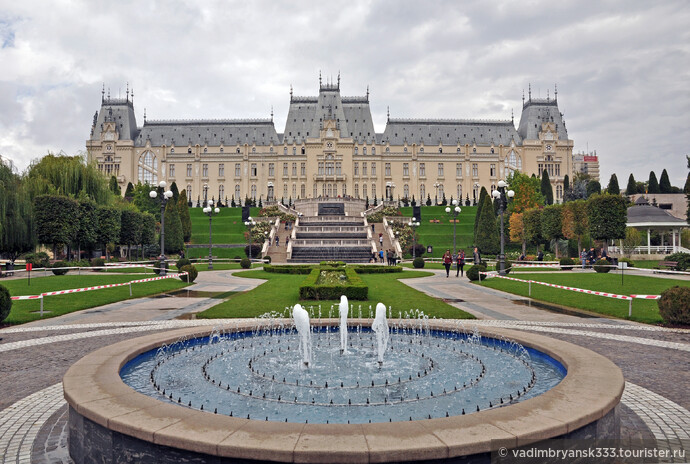 Возле дворца разбит парк с фонтанами.Что-то есть французское...