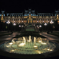 Вечерняя подсветка дворца и фонтанов впечатляет..