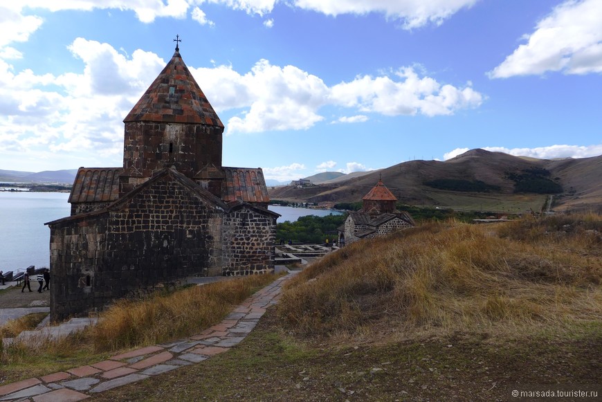 Озеро, чайки, раки и старинный монастырь