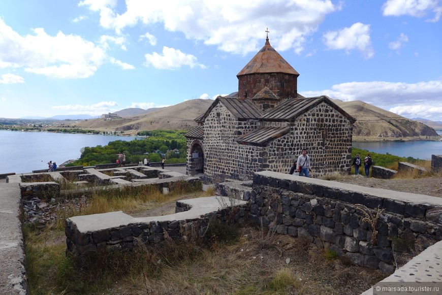 Озеро, чайки, раки и старинный монастырь