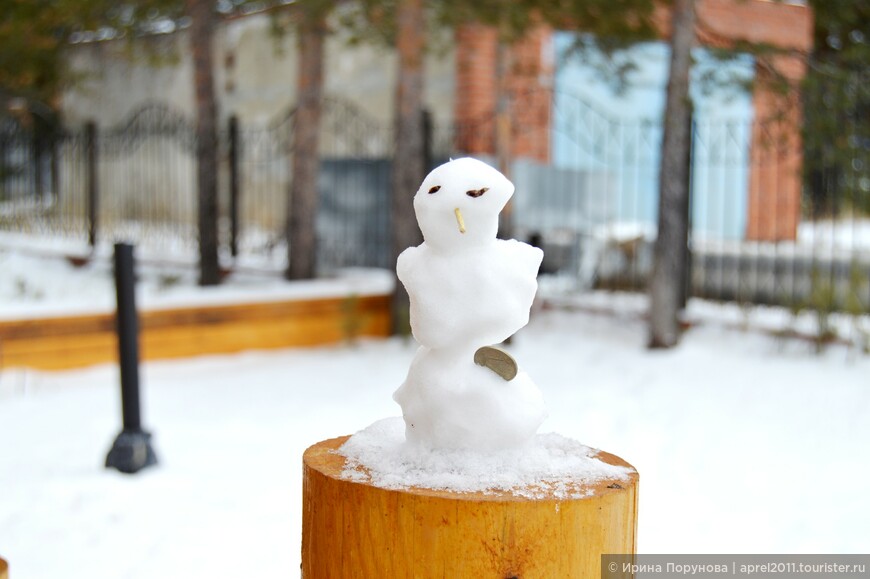 Кто-то из юных посетителей музея слепил маленького снеговичка...