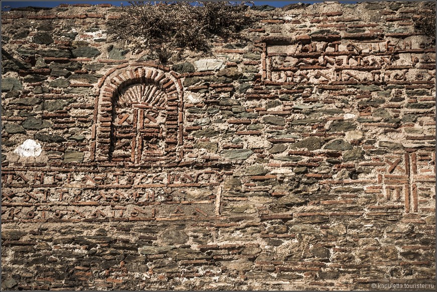 Надпись на башне Лапарда, в качестве строителя упоминается какой-то Михаил ( я это узнала из греческой книги о стене).