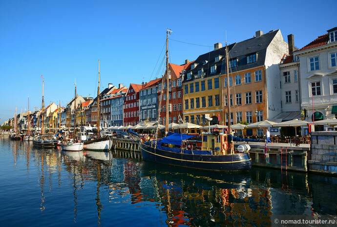 Путь наш лежит в Нюхавн (Nyhavn) - "Новую Гавань", один из самых открыточных районов города. Этот километровый канал был прорыт шведскими пленными в 1671 году по указу короля Кристиана V.