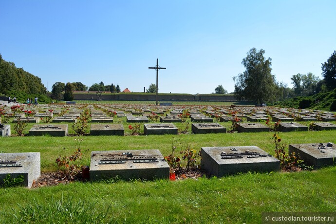 Национальное кладбище, расположенное перед входом в крепость. Возникало постепенно с 1945 по 1958 гг.