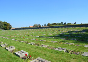 На кладбище были захоронены останки почти 10000 жертв. Останки 2386 из них были захоронены в индивидуальных могилах.