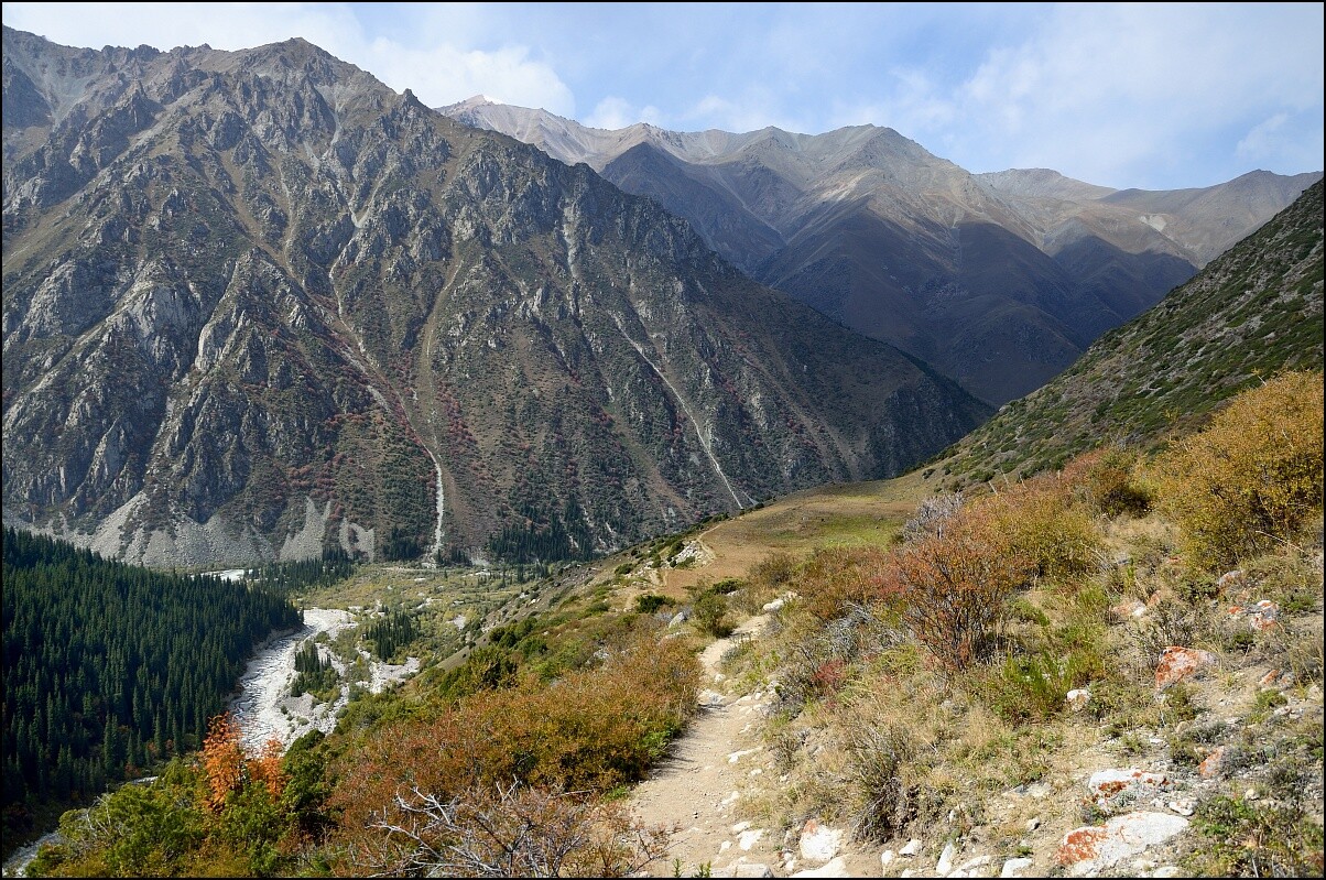 Кыргызстан это киргизия или нет. Ущелье ала Арча. Горы Киргизии ала Арча. Горы Киргизии Ачинское ущелье. Ущелье ала-Арча Киргизия.