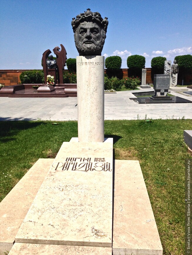 могила и надгробие Сергея Параджанова