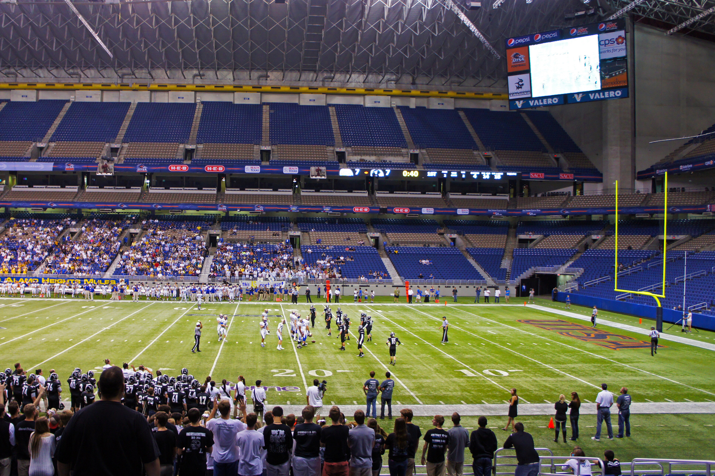 В Сан-Антонио находится самый большой крытый стадион в мире. 