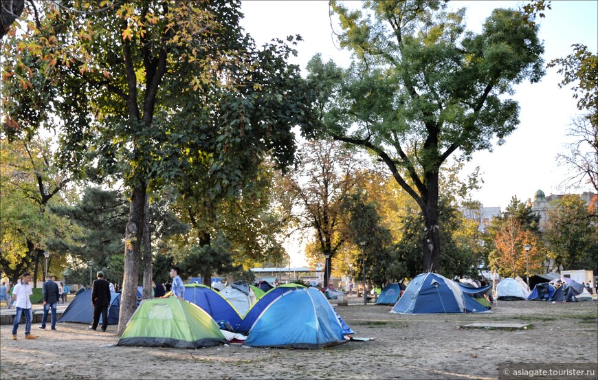 Лагерь беженцев в Белграде рядом с ж/д вокзалом