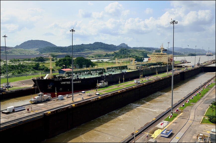 Панамский канал и шлюзы Мирафлорес