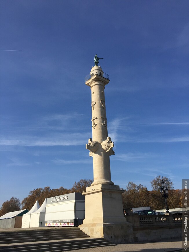 Ростральные колонны в Бордо