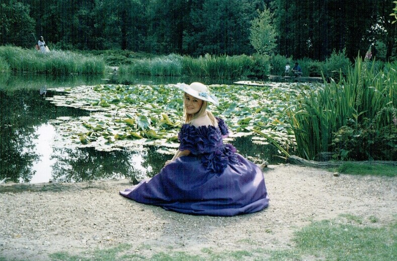 Я давно облюбовала парк для отдыха. Сижу, как Нонна Мордюкова в Женитьбе Бальзаминова если не в пруду, то около пруда.