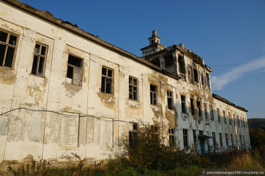 Бывшее здание СахНИРО в поселке Яблочное