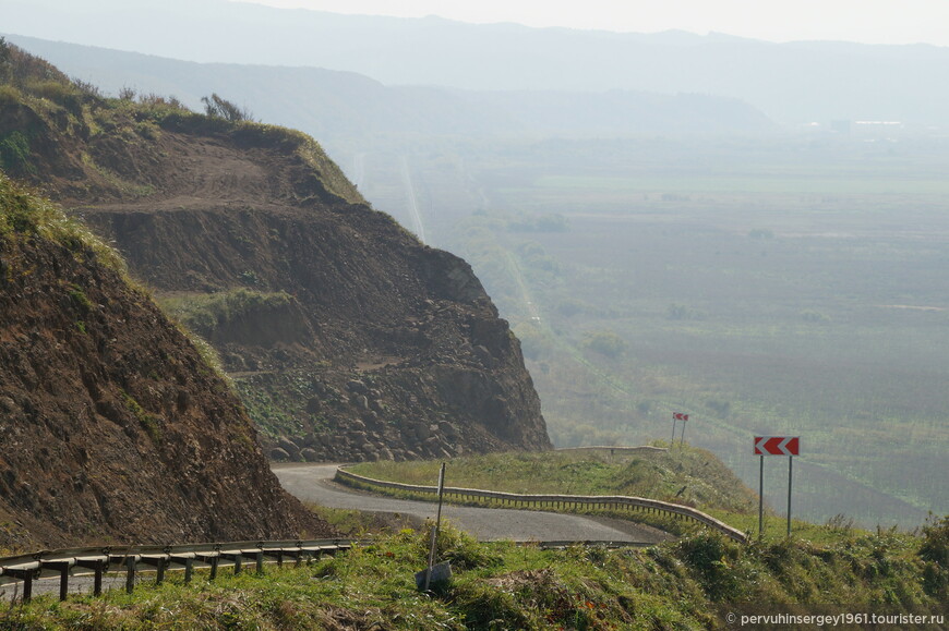 Вид с Чеховского перевала на восточную часть аккумулятивного выступа мыса Слепиковского, видны автомобильная и железная дорога.
