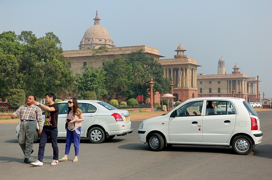 Минарет Кутаб-Минар, железная колонна и правительство Индии в Нью-Дели