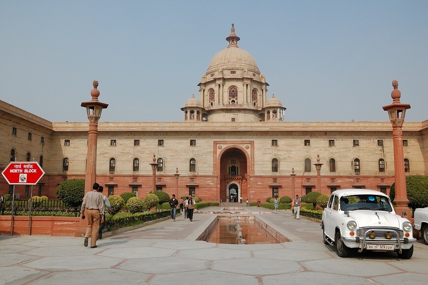 Минарет Кутаб-Минар, железная колонна и правительство Индии в Нью-Дели