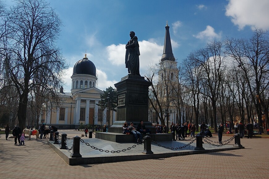 На Дерибасовской хорошая погода, на Дерибасовской опять идут дожди