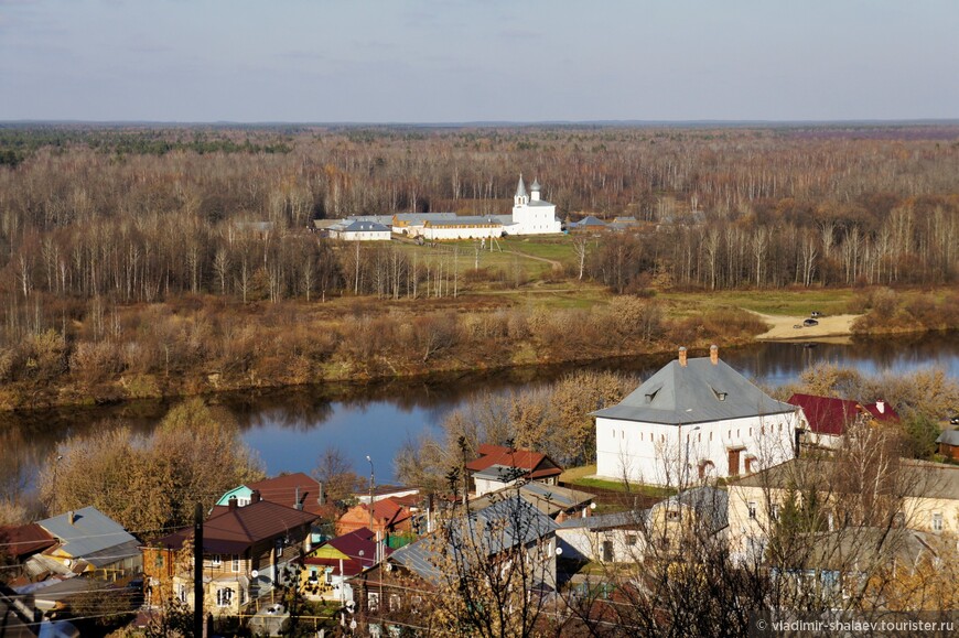 Вид на Знаменский женский монастырь с Никольской горы.