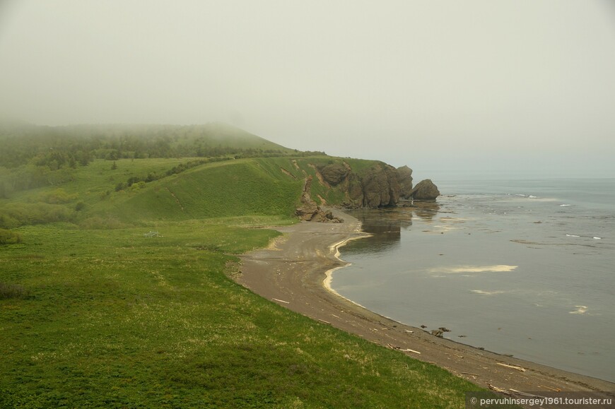 Вид на север от мыса Тихий, с наползающим с Охотского моря туманом