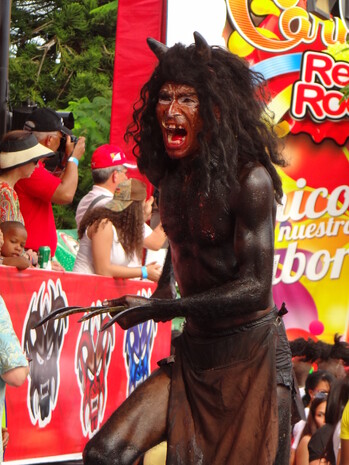 Главным героем карнавального фольклора здесь является рогатый хромой дьявол.