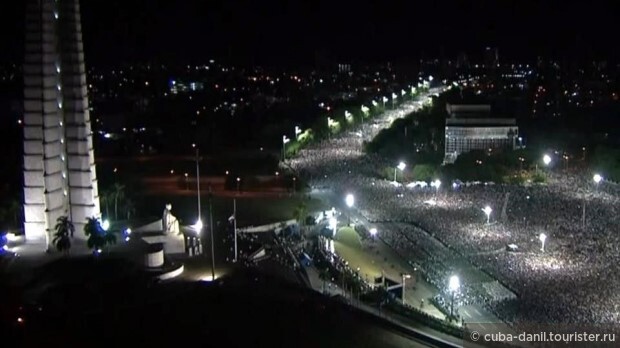 Площадь Революции, которая умещает почти 1.5 миллиона человек, не смогла уместить всех желающих гаванцев на последнем акте-церемонии прощания с Фиделем!