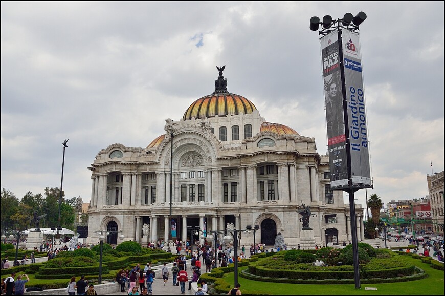 По столице Мексики на красном автобусе