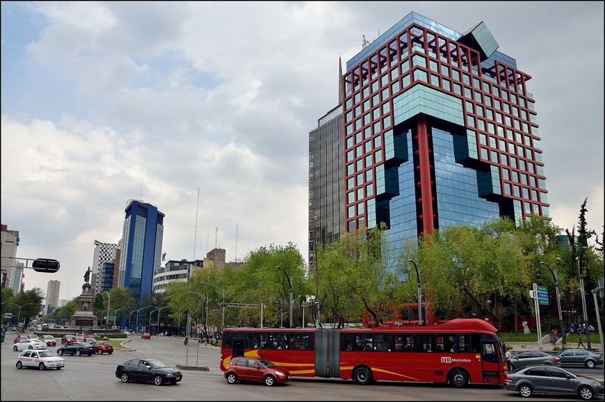 По столице Мексики на красном автобусе