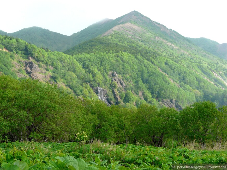 Вид на северную сторону хребта Жданко. гора Богатырь (421 м). На переднем плане водопад, около которого находилось небольшое японское святилище.