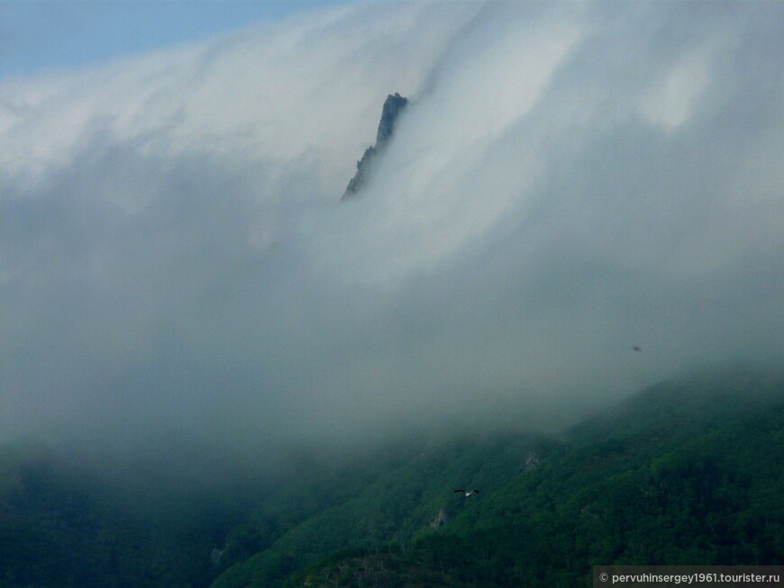Пик Жданко (682 м) в потоках туманного воздуха