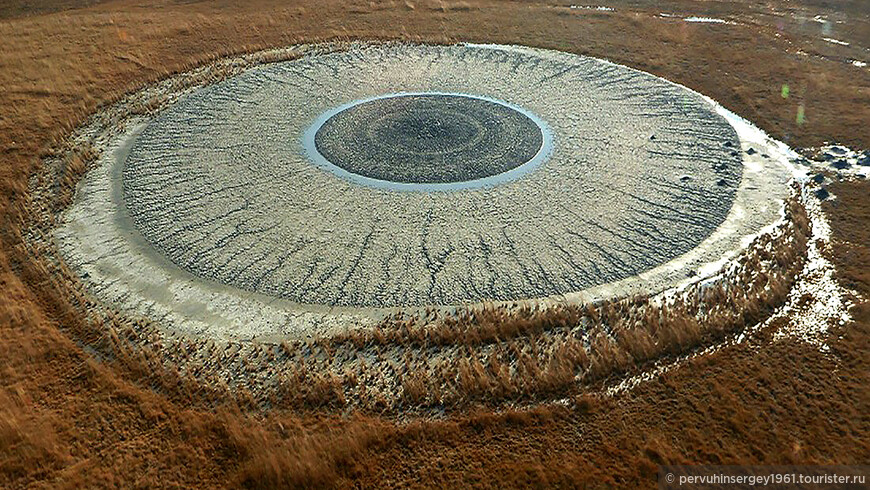 Грязевое поле главного вулкана Могунтан.
Источник:http://s.w-x.co/0_CATERS_EARTH_EYE_01_1.jpg
