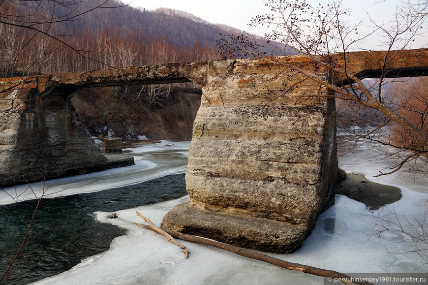 Река Лазовая (Касихо-гава). Единственная железобетонная плотина на Карафуто, для молевого сплава леса.Устои шириной 5 метров
