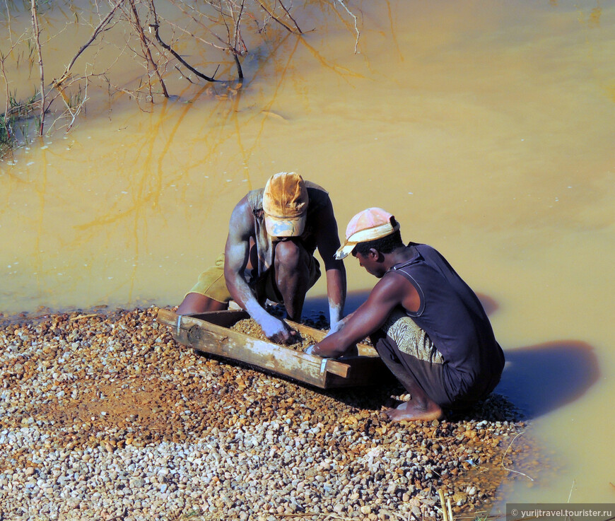 Добытчики песка из воды в Камеруне. Добытчик. Добытчик фото. Добытчик истын.