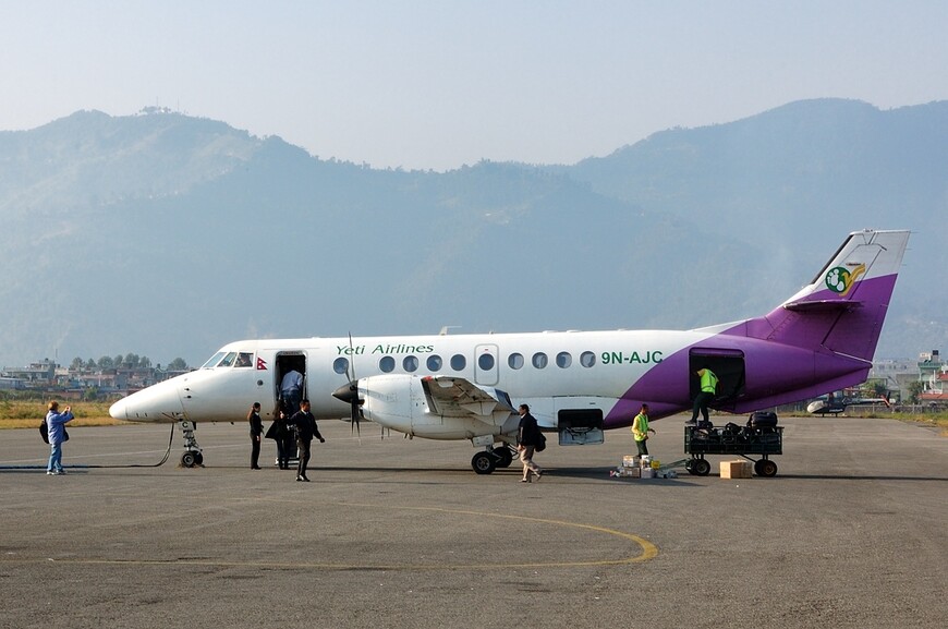 Непальская авиация и сушка зерна в Бхактапуре
