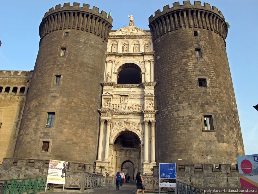 Вход в крепость Кастель де Нуова (Новая крепость), 13 век