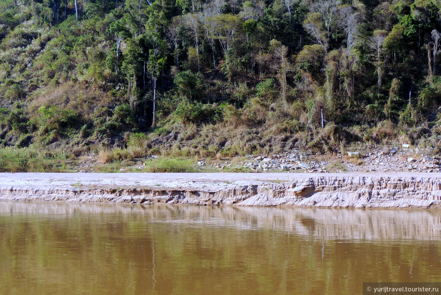 Мадагаскар. Начало сплава по реке Цирибихина