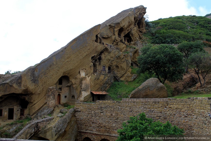 Кельи монастыря, вырубленные в скалах