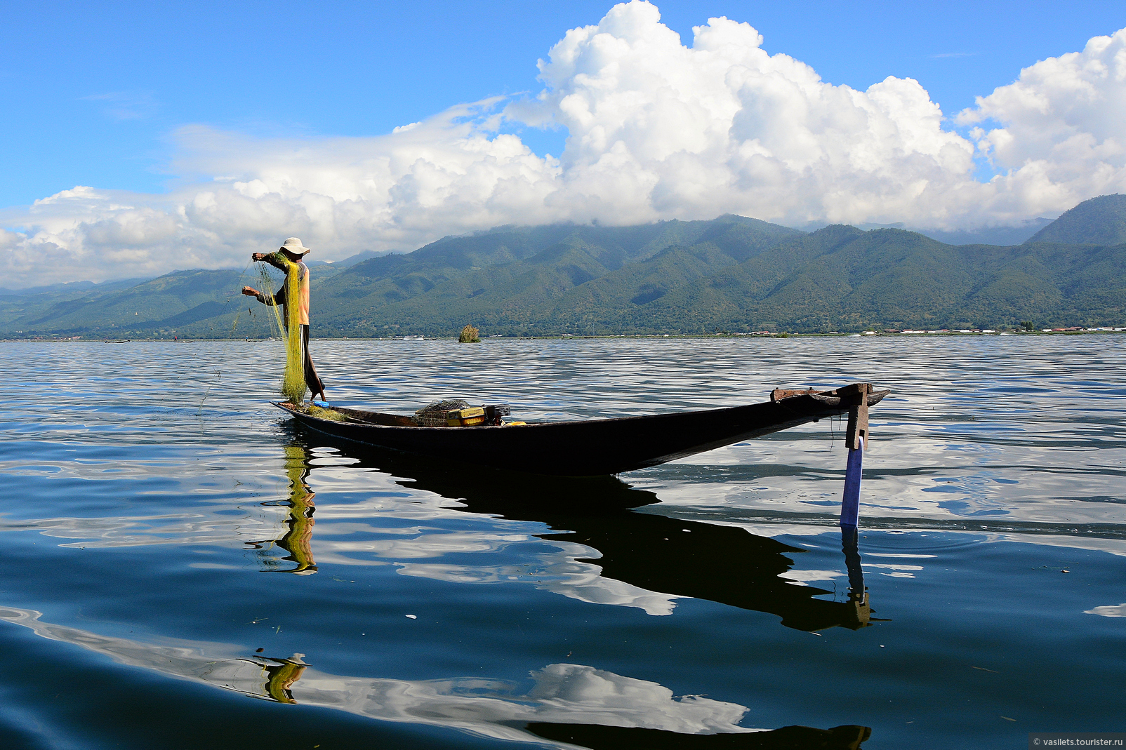 Водный мир озера. Озеро Инле Мьянма. Бирма озеро Индоджи. Озеро Инле фото.