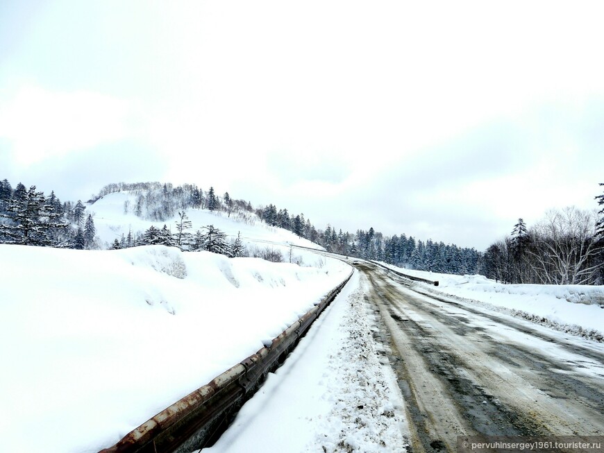 Дорога на Невельск. Начало перевала. Везде снег - конец апреля. пасха