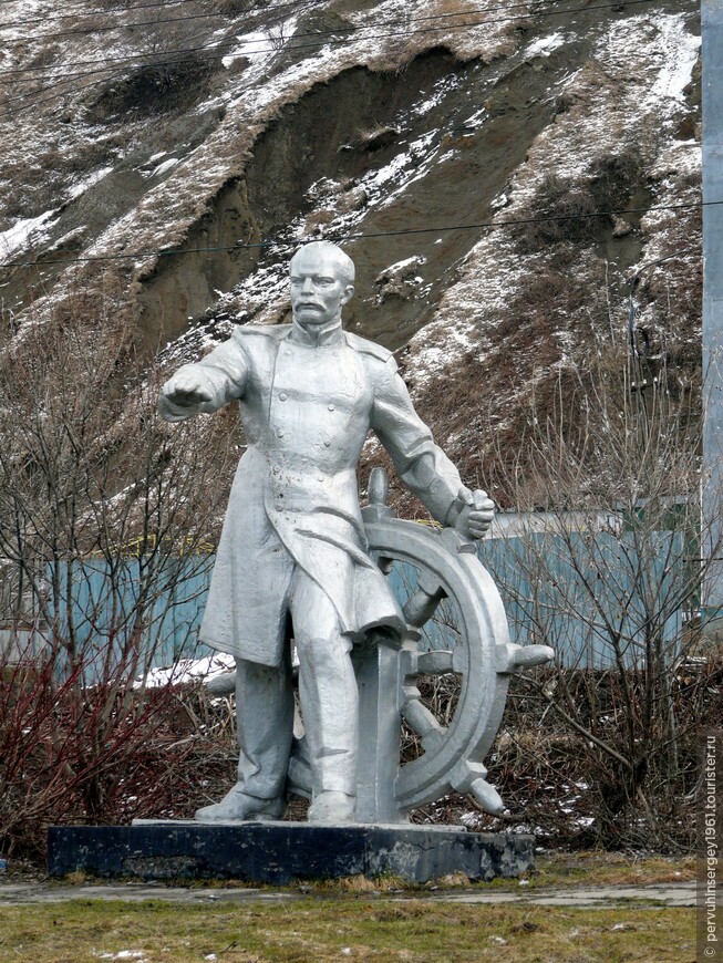 Невельск. Памятник Г.И. Невельскому у морского училища