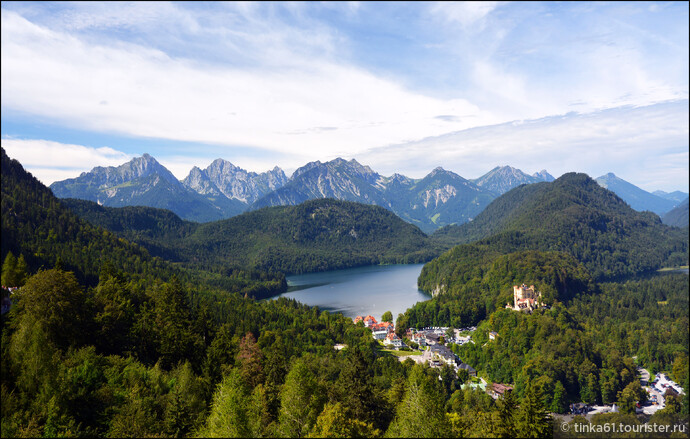 С террас замка открывается вот такой волшебный вид на озера Альпзее и  Шванзее в окружении альпийских вершин.  Именно здесь, как полагают историки, у Чайковского родился замысле "Лебединого озера".
