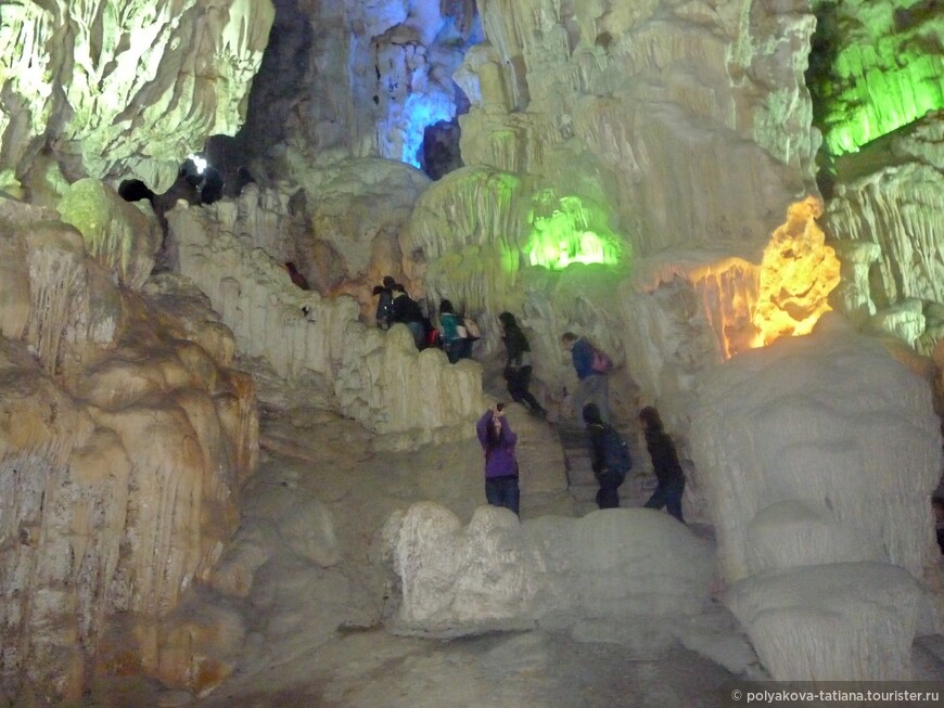В пещере Небесный дворец в бухте Халонг