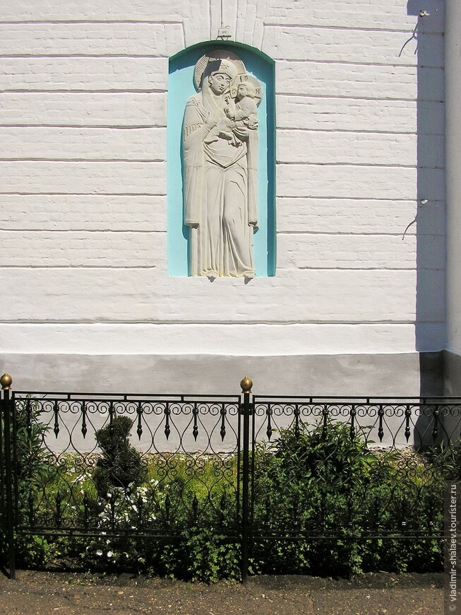 Барельеф на стене Собора Грузинской Божией Матери.