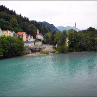 Прямо за церковью Святого Духа  можно выйти к реке Лех. Это один из притоков Дуная. вода в речке голубая-голубая.