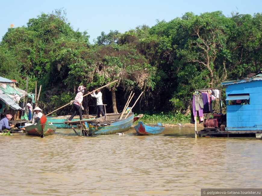 В плавучей деревне живут в основном нелегалы, много вьетнамцев