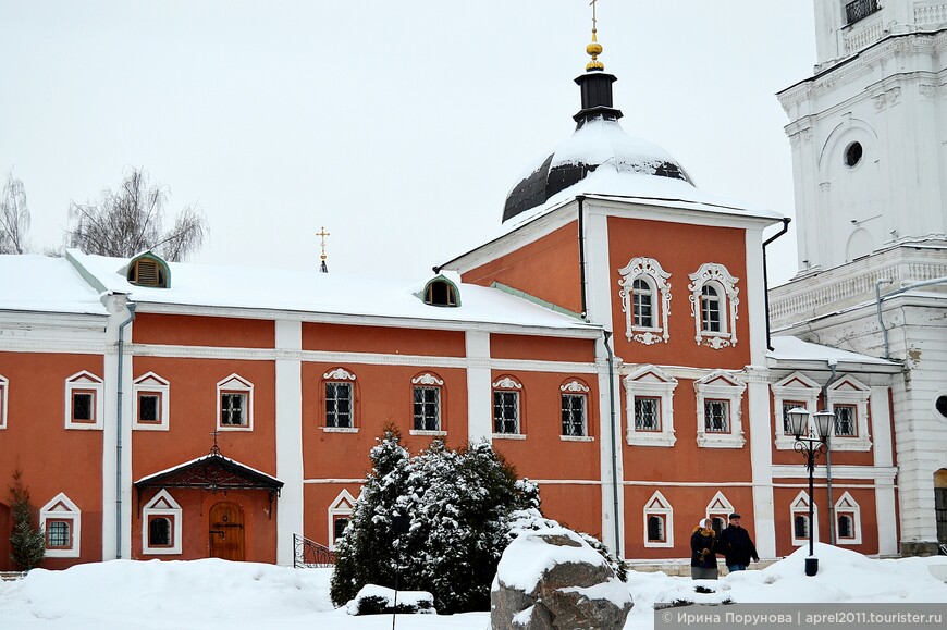 Успенская церковь
Успенская церковь построена в 1763 г. на месте упраздненных Государевых палат. С запада к ней примыкают настоятельские покои (ныне музей-ризница), с востока возвышается колокольня. Церковь Успения занимает верхнюю часть здания; на первом этаже находится церковь святых ап. Матфея и вмц. Параскевы Пятницы.
В 1852 г. к храму с севера был пристроен придел Марии Египетской; при этом был обновлен и сам Успенский храм. 
